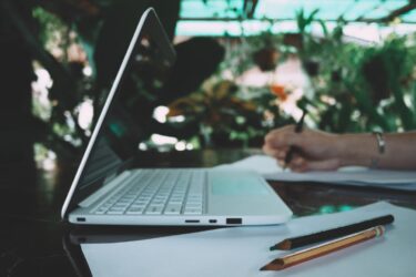 Praca na laptopie: Najpopularniejsze kursy zawodowe w 2024 roku – jaki wybrać