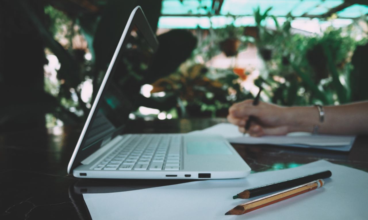 Praca na laptopie: Najpopularniejsze kursy zawodowe w 2024 roku – jaki wybrać