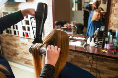 Własny biznes jako salon fryzjerski – kiedy się to opłaca