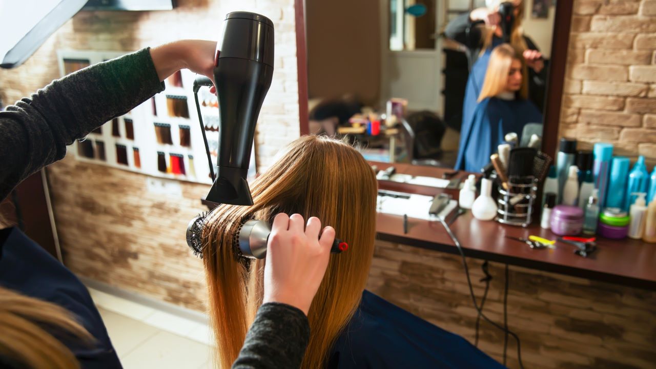 Własny biznes jako salon fryzjerski – kiedy się to opłaca