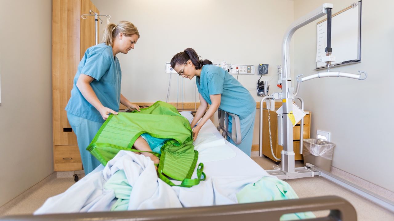Zawód pielęgniarki - podwyżki nie zachęcają do podjęcia pracy. Z czego to wynika