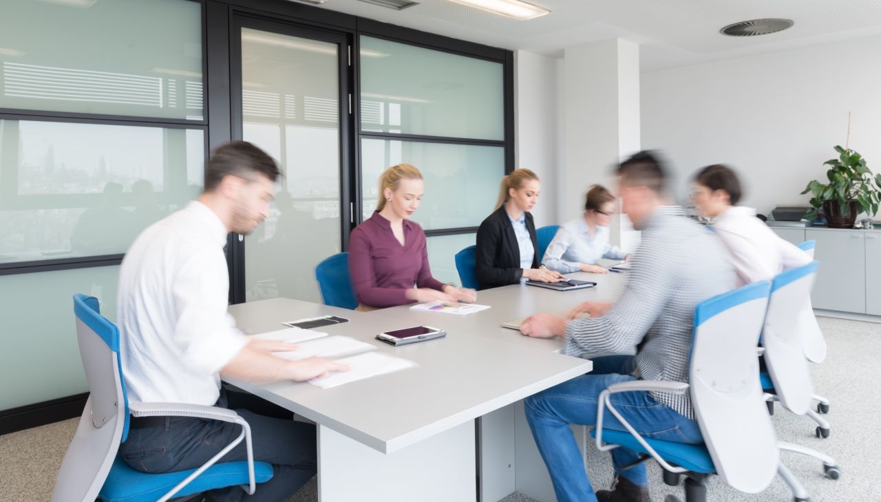 Pracownicy w biurze: Nagrody dla pracowników ZUS