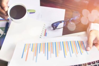 Wykresy, praca: Smart working, czyli szansa na lepszą efektywność pracy - na czym polega i jakie ma korzyści