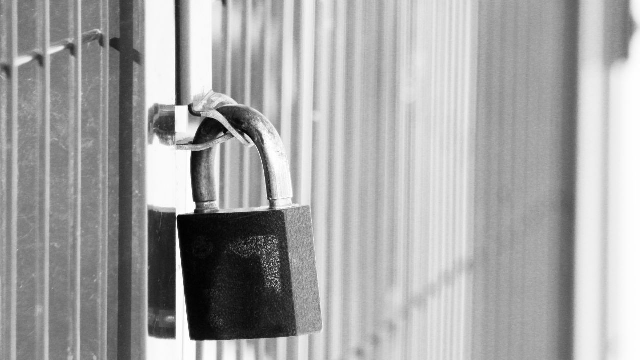 Kłódka z zamkniętą bramą: Alma zwalnia pracowników