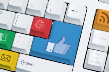 Klawiatura z ikonami: Szukanie pracy z Facebookiem - jak to może wyglądać