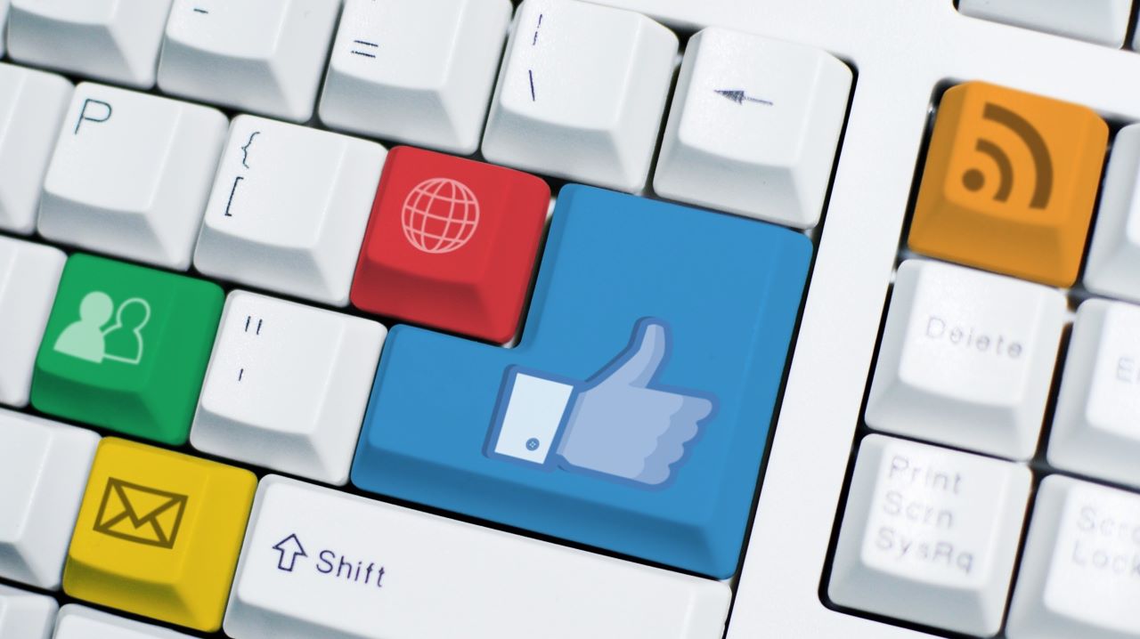 Klawiatura z ikonami: Szukanie pracy z Facebookiem - jak to może wyglądać