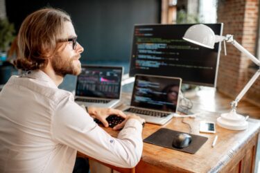 Programista najlepiej płatnym zawodem w Polsce