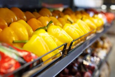 Półki w sklepie z warzywami: Kaufland otwiera drugi sklep w Bielsku-Białej. Będzie łatwiej o pracę w mieście