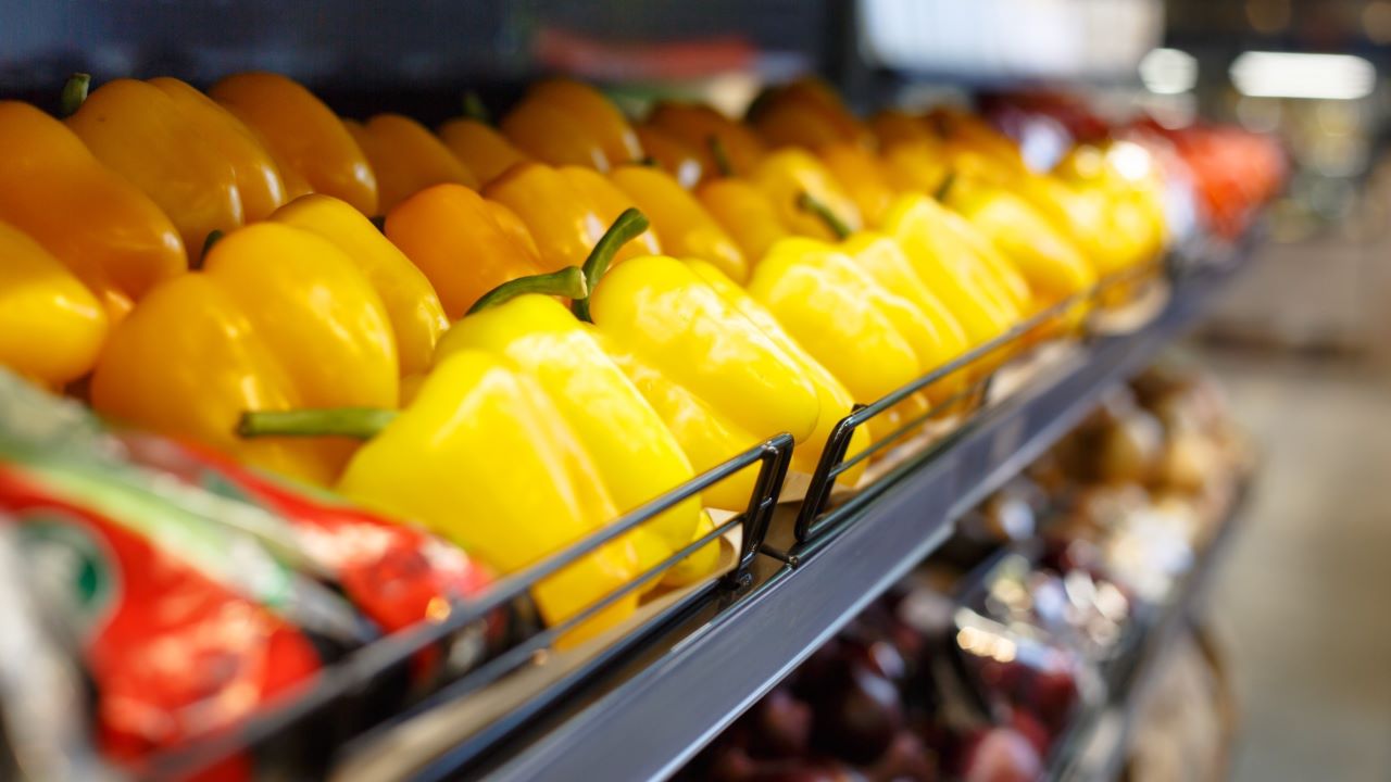 Półki w sklepie z warzywami: Kaufland otwiera drugi sklep w Bielsku-Białej. Będzie łatwiej o pracę w mieście