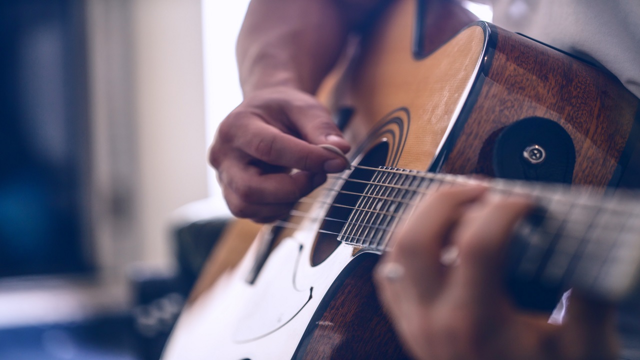 Nauczyciel gry na gitarze