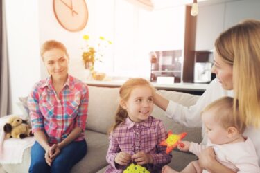 Niania - jak wygląda jej praca Jakie ma obowiązki Ile może zarobić niania w Polsce i za granicą
