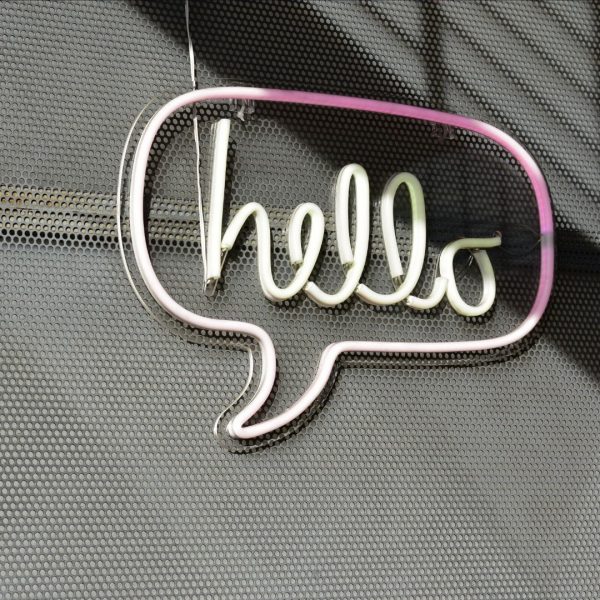 Neon z napisem hello w dymku.