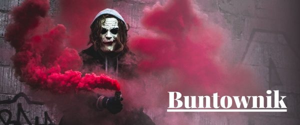 Archetyp Buntownik: mężczyzna przebrany za filmowego Jokera z różowym dymem na tle muru.