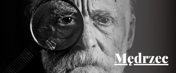 Archetyp Mędrzec: starszy, siwy mężczyzna patrzący przez lupę.