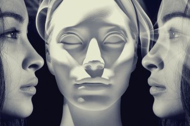 Zbliżenie na kobiece twarze, pomiędzy nimi rzeźba przedstawiająca podobną twarz.