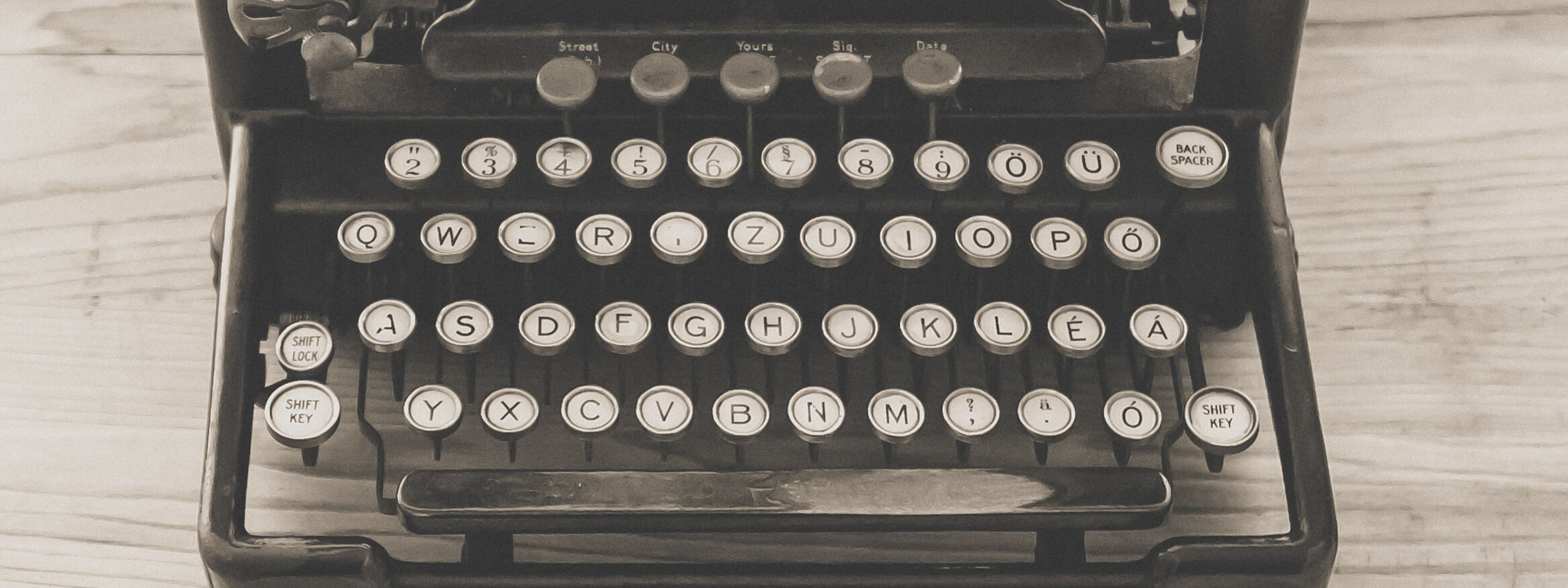 Klawiatura zabytkowej maszyny do pisania - narzędzie komunikacyjne.