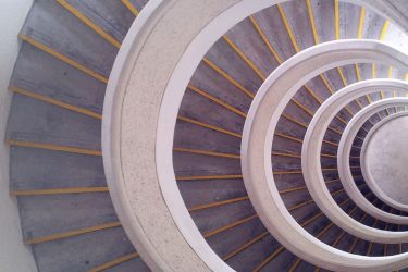 Białe schody w kształcie spirali - widok z góry.