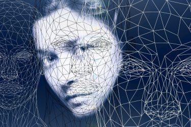 Abstrakcyjna grafika: kobieca twarz na ciemnogranatowym tle, obok niej po obu stronach poligonowa siatka w kształcie głowy.