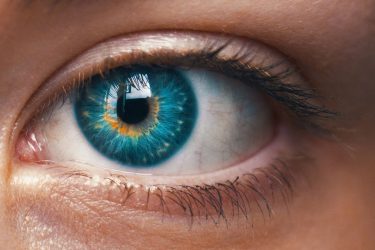 Zbliżenie na ludzkie oko w kolorze niebieskim.