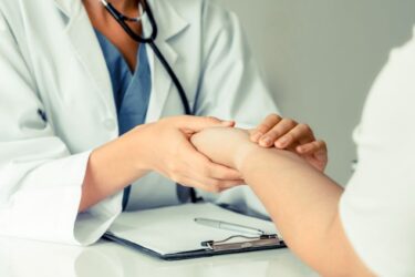 Ciągle na śmieciówce Ubezpiecz się sam! Jaki jest koszt prywatnego ubezpieczenia