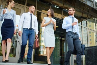 Business casual damski i męski co to za styl i czym się charakteryzuje Jak się ubrać do pracy