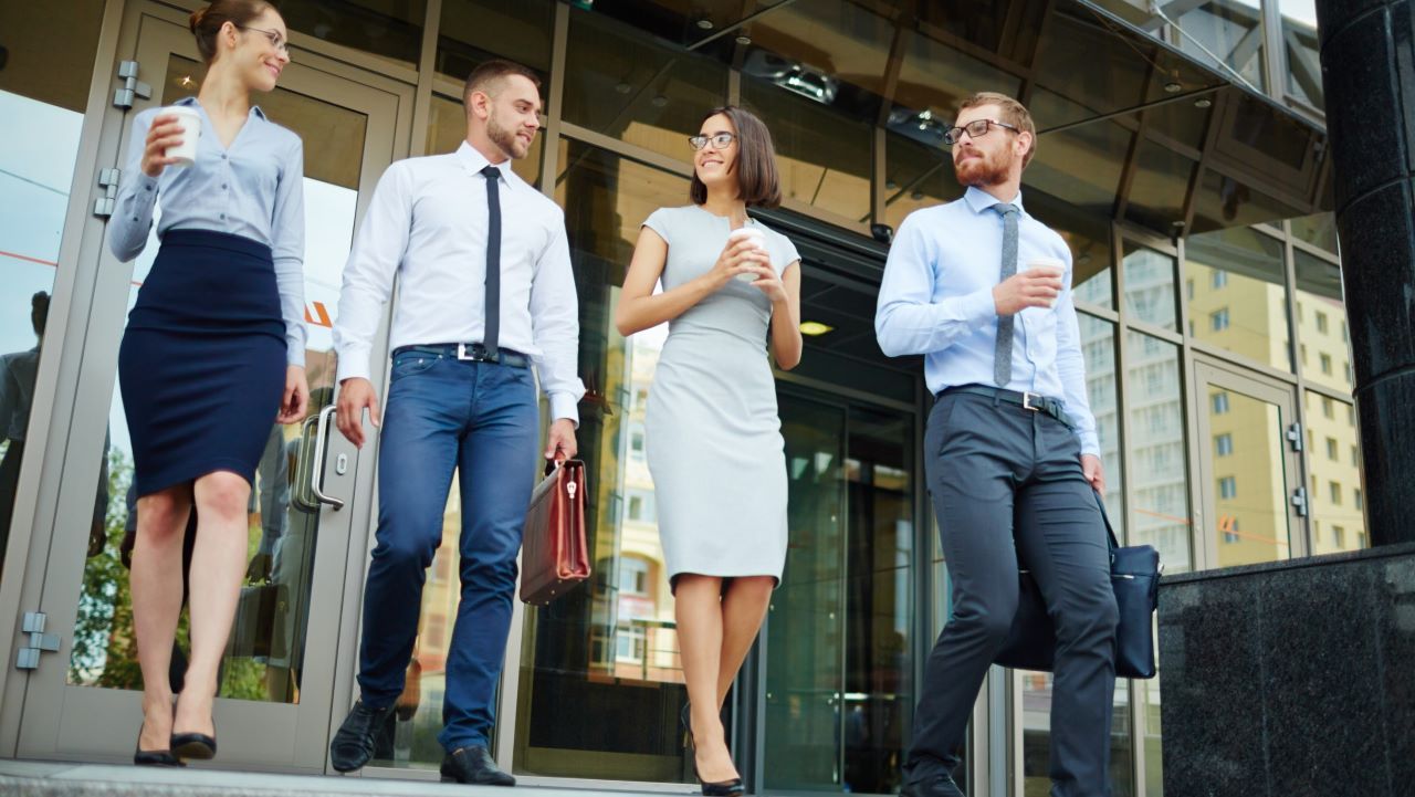 Business casual damski i męski co to za styl i czym się charakteryzuje Jak się ubrać do pracy