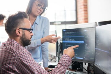 Jak rozmawiać z programistą Porady dotyczące skutecznej komunikacji z programistą