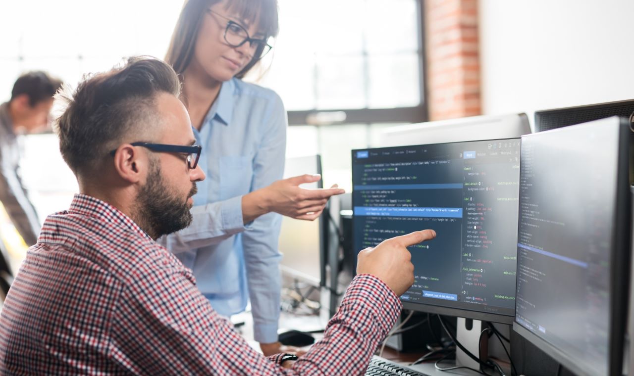 Jak rozmawiać z programistą Porady dotyczące skutecznej komunikacji z programistą