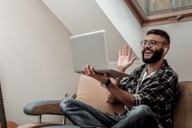 Andrzejki online w pracy – jak je zorganizować i dlaczego warto