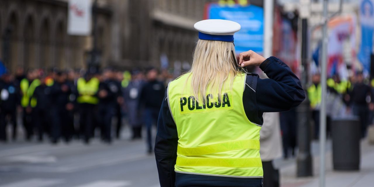 Odmowa wykonania rozkazu przez policjanta - kiedy jest to możliwe Co o tym mówi prawo