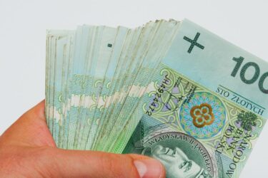 Wymuszenie rozbójnicze - czym jest Sztuczne zawyżanie wynagrodzenia i konsekwencje dla pracodawcy