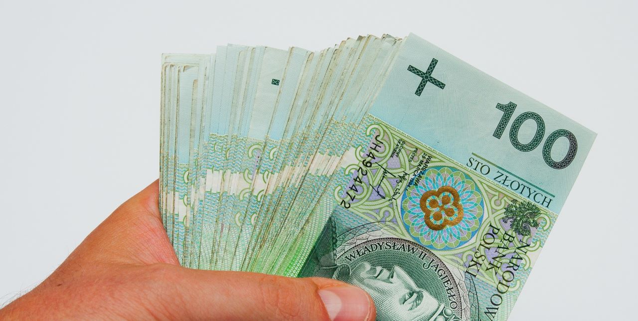 Wymuszenie rozbójnicze - czym jest Sztuczne zawyżanie wynagrodzenia i konsekwencje dla pracodawcy