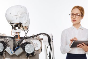 Xin Xiaomeng sztuczna inteligencja w roli prezenterki. Odróżnisz ją od człowieka
