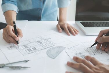 Architekt a projektant – podstawowe różnice i charakterystyka obu zawodów