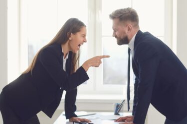 Jakie są rodzaje konfliktów w pracy Jak wpływają na pracowników i w jaki sposób rozwiązywać konflikty
