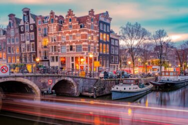 Amsterdam finansową stolicą Europy. Firmy uciekają z Londynu, który traci na Brexicie