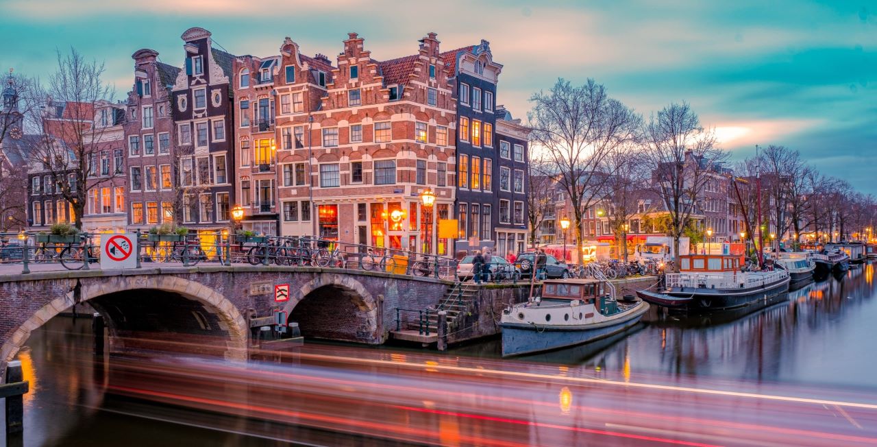 Amsterdam finansową stolicą Europy. Firmy uciekają z Londynu, który traci na Brexicie