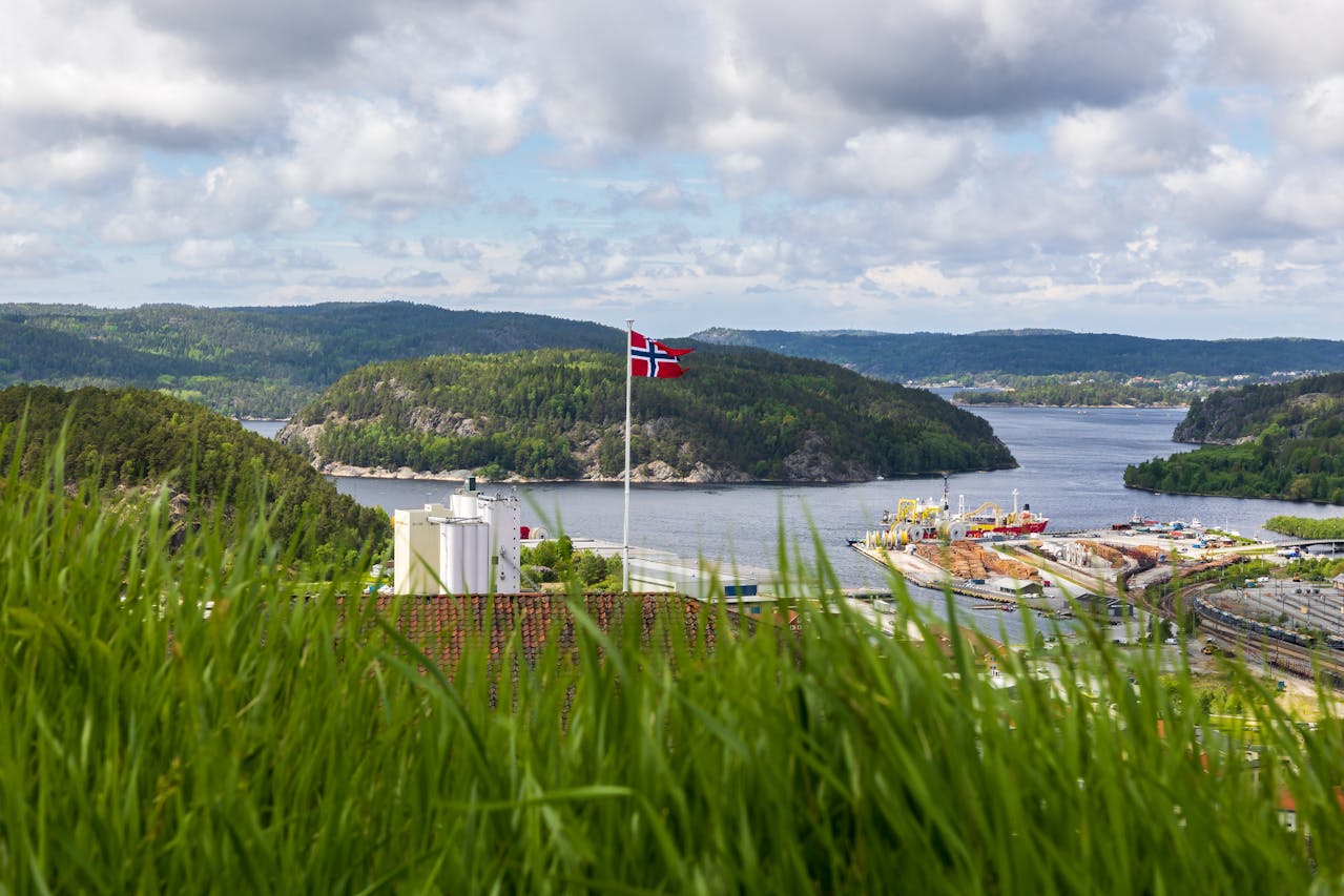 Flaga Norwegii na tle państwa, ilustrująca perspektywę zdobycia norweskiej emerytury po 5 latach pracy