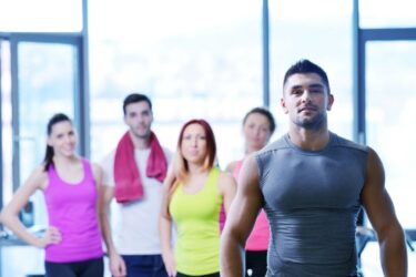 Instruktor fitness na tle uczniów: Jak zostać instruktorem fitness Jak zacząć Zarobki instruktora fitness
