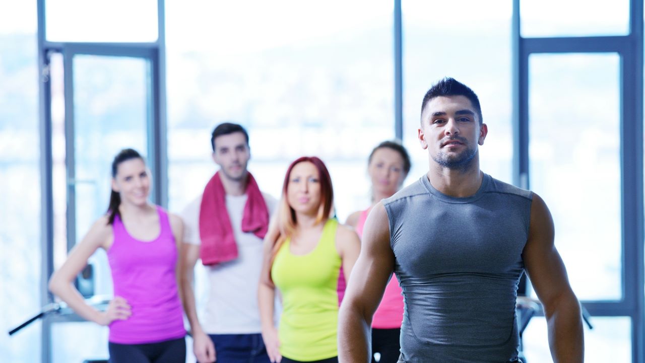 Instruktor fitness na tle uczniów: Jak zostać instruktorem fitness Jak zacząć Zarobki instruktora fitness