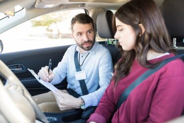 Instruktor nauki jazdy - jak nim zostać Ile zarabia instruktor jazdy