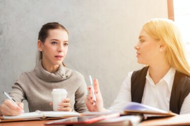 dwie kobiety mówią 10 zdań, których lepiej nie wypowiadać w miejscu pracy