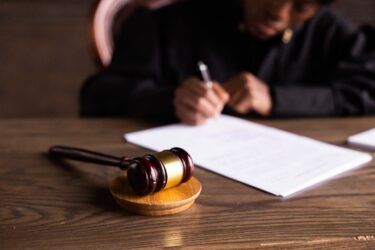Wsparcie prawnicze jako benefit dla pracowników: rozwód na koszt pracodawcy?