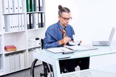 Ableizm w pracy co to jest Przykłady ableizmu - jak mu zapobiegać