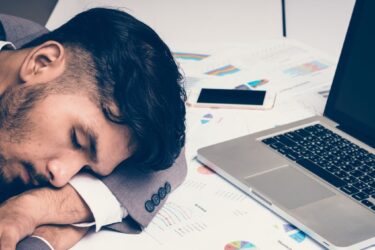 Zespół chronicznego zmęczenia w pracy – jak sobie radzić