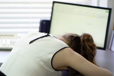 Chroniczne zmęczenie w pracy - jakie są objawy Jak sobie radzić z chronicznym zmęczeniem w pracy