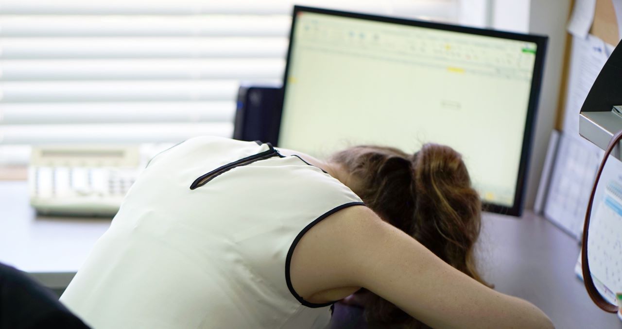Chroniczne zmęczenie w pracy - jakie są objawy Jak sobie radzić z chronicznym zmęczeniem w pracy