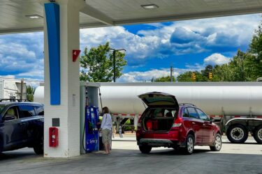Własna stacja paliw – pomysł na biznes. Czy opłaca się ją otworzyć?