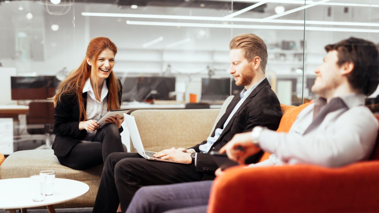 Rozmowa pracowników w biurze: Small talk