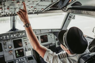 Ile zarabiają piloci WizzAir Jaką pensję może uzyskać pilot samolotu cywilnego